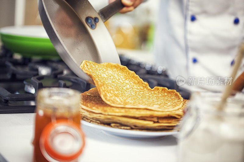 准备传统荷兰煎饼- Pannenkoeken